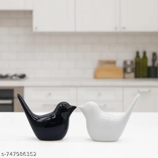 Salt pepper bird dispenser in kitchen